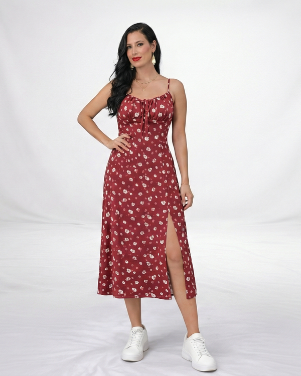 Vestido midi estampado floral rojo con tirantes finos, abertura lateral y escote fruncido, ideal para salidas casuales y días de calor