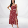 Vestido midi estampado floral rojo con tirantes finos, abertura lateral y escote fruncido, ideal para salidas casuales y días de calor