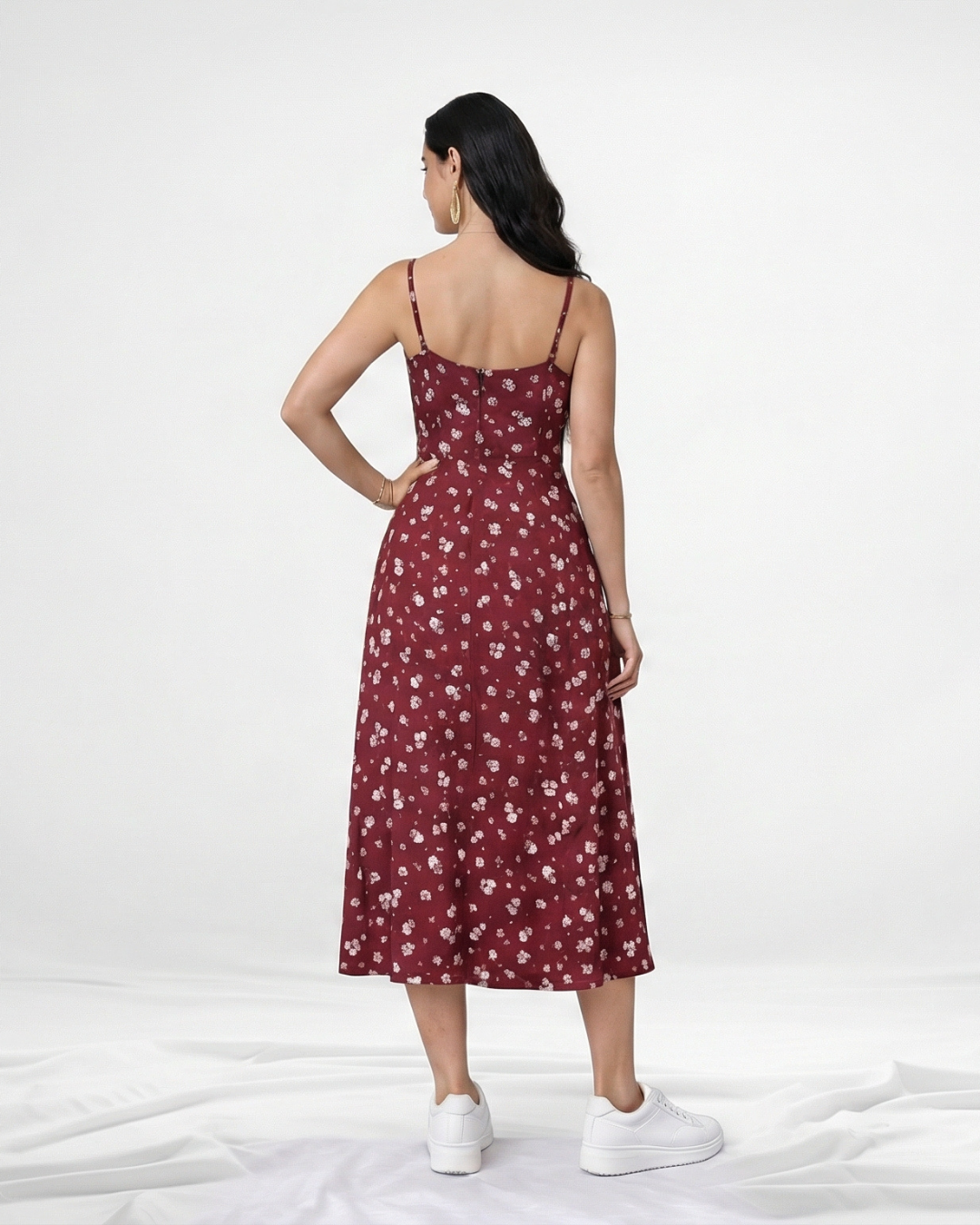 Vestido midi estampado floral rojo con tirantes finos, abertura lateral y escote fruncido, ideal para salidas casuales y días de calor