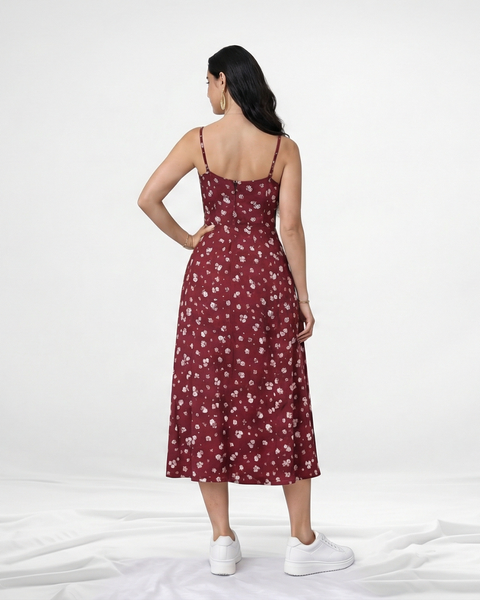 Vestido midi estampado floral rojo con tirantes finos, abertura lateral y escote fruncido, ideal para salidas casuales y días de calor