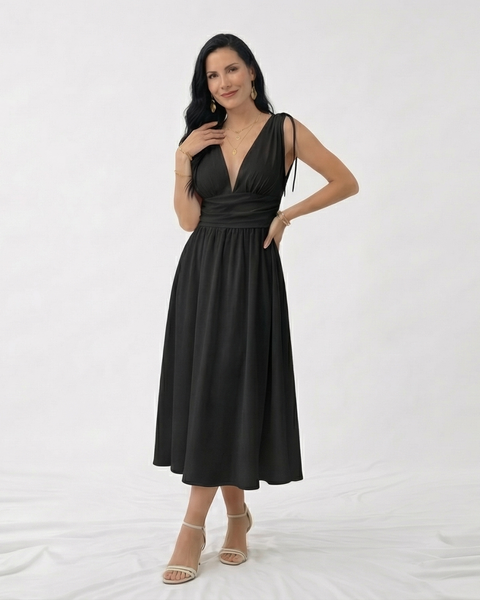 Vestido midi negro con escote en V profundo, tirantes con amarre, cuerpo drapeado y falda amplia con vuelo, elegante para eventos formales y salidas de noche