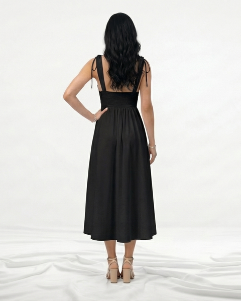 Vestido midi negro con escote en V profundo, tirantes con amarre, cuerpo drapeado y falda amplia con vuelo, elegante para eventos formales y salidas de noche
