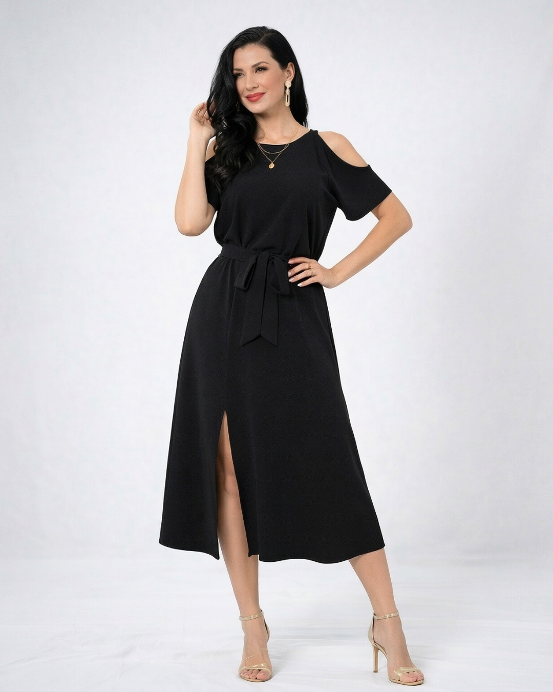 Vestido midi negro con hombros descubiertos, abertura frontal y lazo en cintura, elegante y versátil para eventos formales y salidas de noche