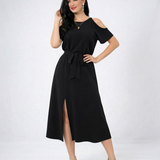 Vestido midi negro con hombros descubiertos, abertura frontal y lazo en cintura, elegante y versátil para eventos formales y salidas de noche