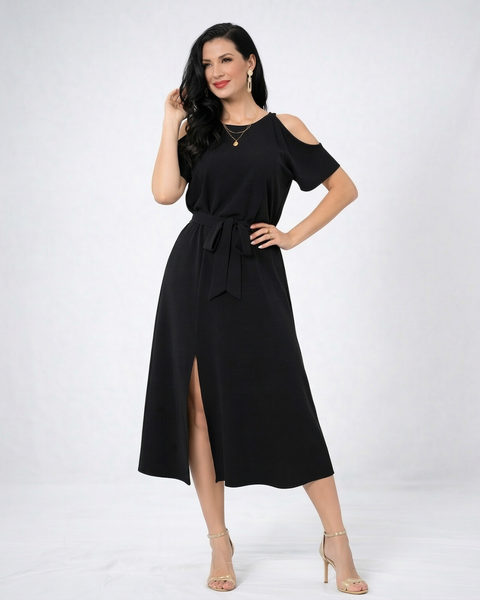Vestido midi negro con hombros descubiertos, abertura frontal y lazo en cintura, elegante y versátil para eventos formales y salidas de noche