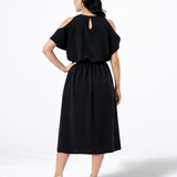 Vestido midi negro con hombros descubiertos, abertura frontal y lazo en cintura, elegante y versátil para eventos formales y salidas de noche