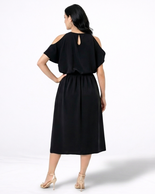 Vestido midi negro con hombros descubiertos, abertura frontal y lazo en cintura, elegante y versátil para eventos formales y salidas de noche