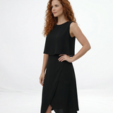Vestido midi negro sin mangas con cuello redondo, capa superior suelta y falda asimétrica cruzada con punta, elegante y moderno para eventos formales y salidas de noche