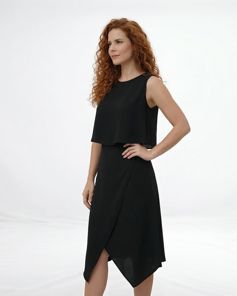Vestido midi negro sin mangas con cuello redondo, capa superior suelta y falda asimétrica cruzada con punta, elegante y moderno para eventos formales y salidas de noche