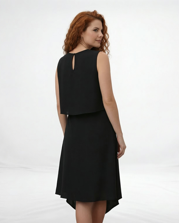 Vestido midi negro sin mangas con cuello redondo, capa superior suelta y falda asimétrica cruzada con punta, elegante y moderno para eventos formales y salidas de noche