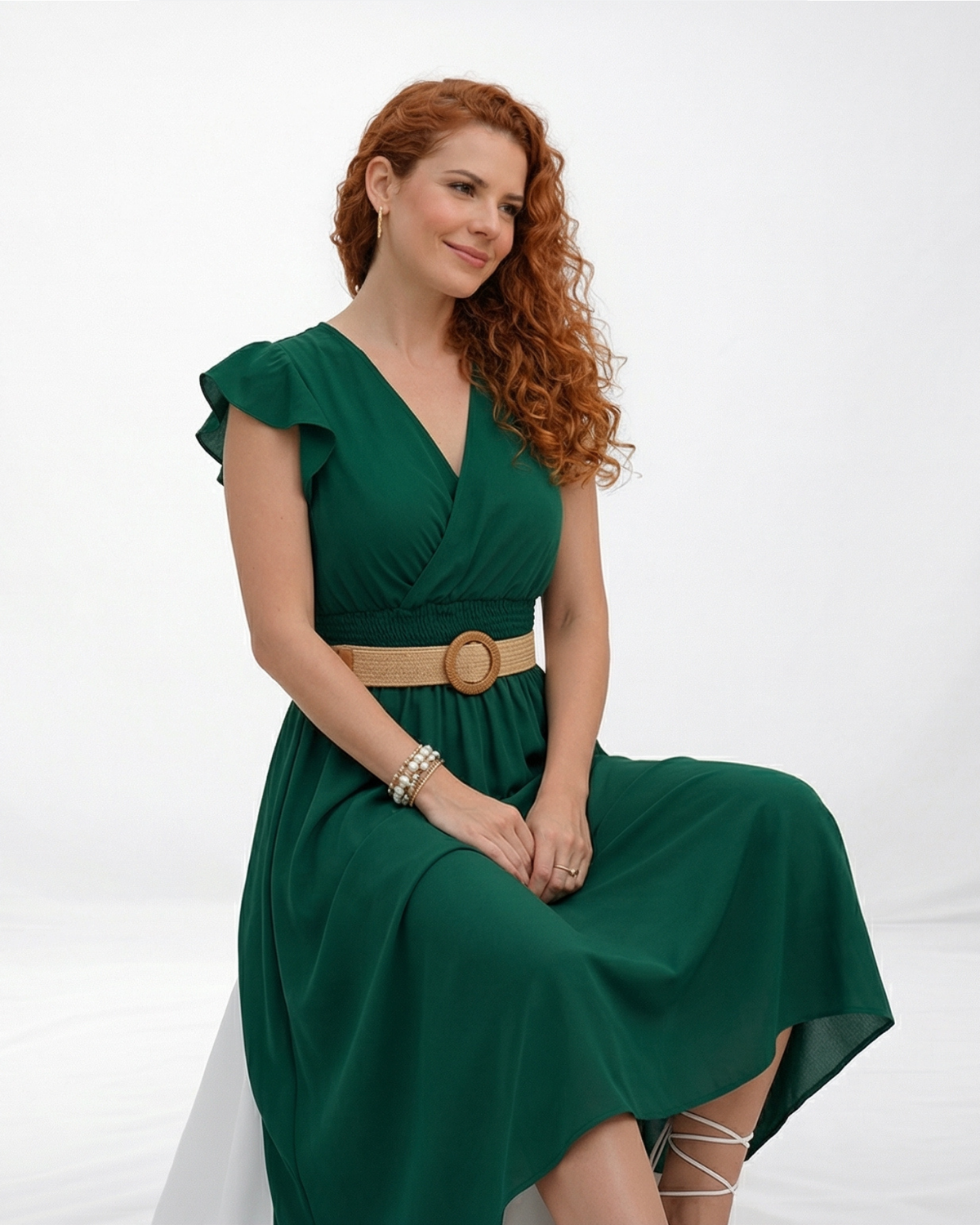 Vestido midi verde cruzado con escote en V, manga mariposa con volante, cintura smock fruncida y falda amplia con vuelo, ideal para matrimonios, fiestas y eventos especiales