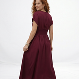 Vestido midi vinotinto con escote en V cruzado, manga corta y falda amplia con vuelo, ideal para salidas elegantes y reuniones