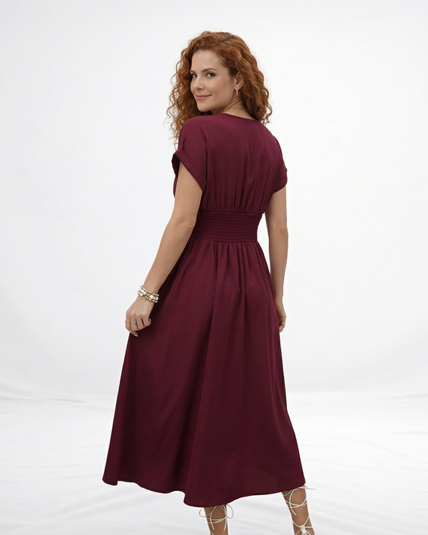Vestido midi vinotinto con escote en V cruzado, manga corta y falda amplia con vuelo, ideal para salidas elegantes y reuniones