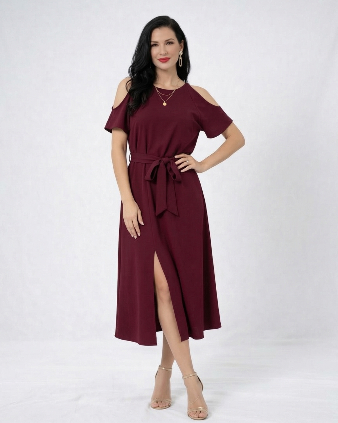 Vestido midi vinotinto con hombros descubiertos, abertura frontal y lazo en cintura, ideal para fiestas, matrimonios y salidas elegantes