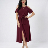 Vestido midi vinotinto con hombros descubiertos, abertura frontal y lazo en cintura, ideal para fiestas, matrimonios y salidas elegantes