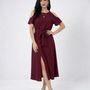 Vestido midi vinotinto con hombros descubiertos, abertura frontal y lazo en cintura, ideal para fiestas, matrimonios y salidas elegantes