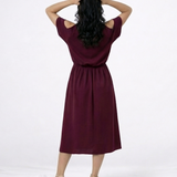 Vestido midi vinotinto con hombros descubiertos, abertura frontal y lazo en cintura, ideal para fiestas, matrimonios y salidas elegantes