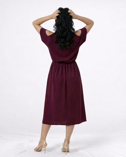 Vestido midi vinotinto con hombros descubiertos, abertura frontal y lazo en cintura, ideal para fiestas, matrimonios y salidas elegantes